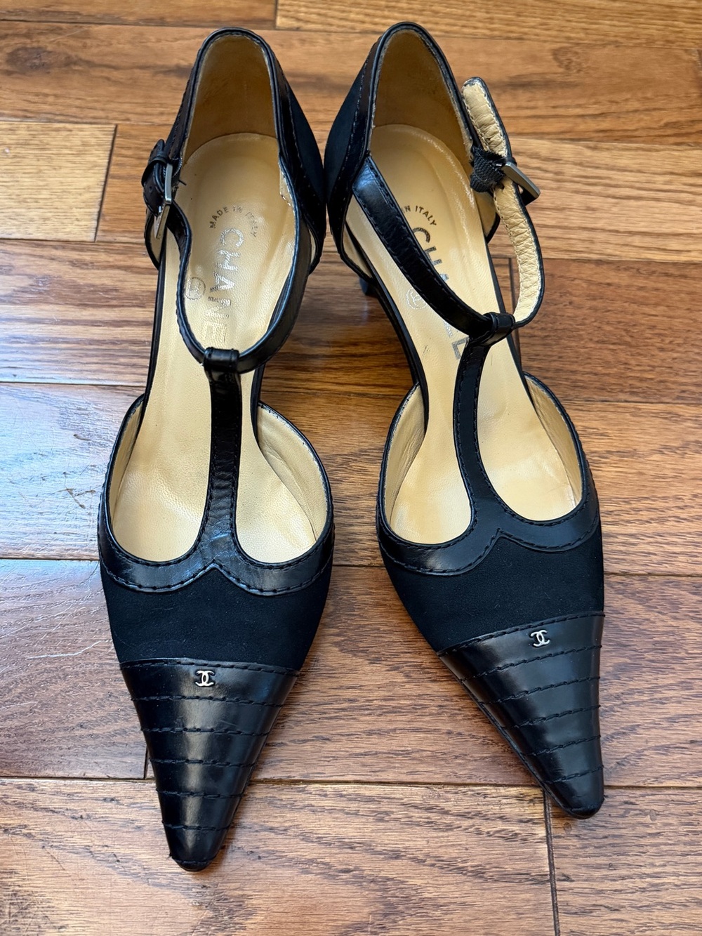 CHANEL
Black Suede/Leather Pointed Toe Mary Jane Kitten Heels Sz 39